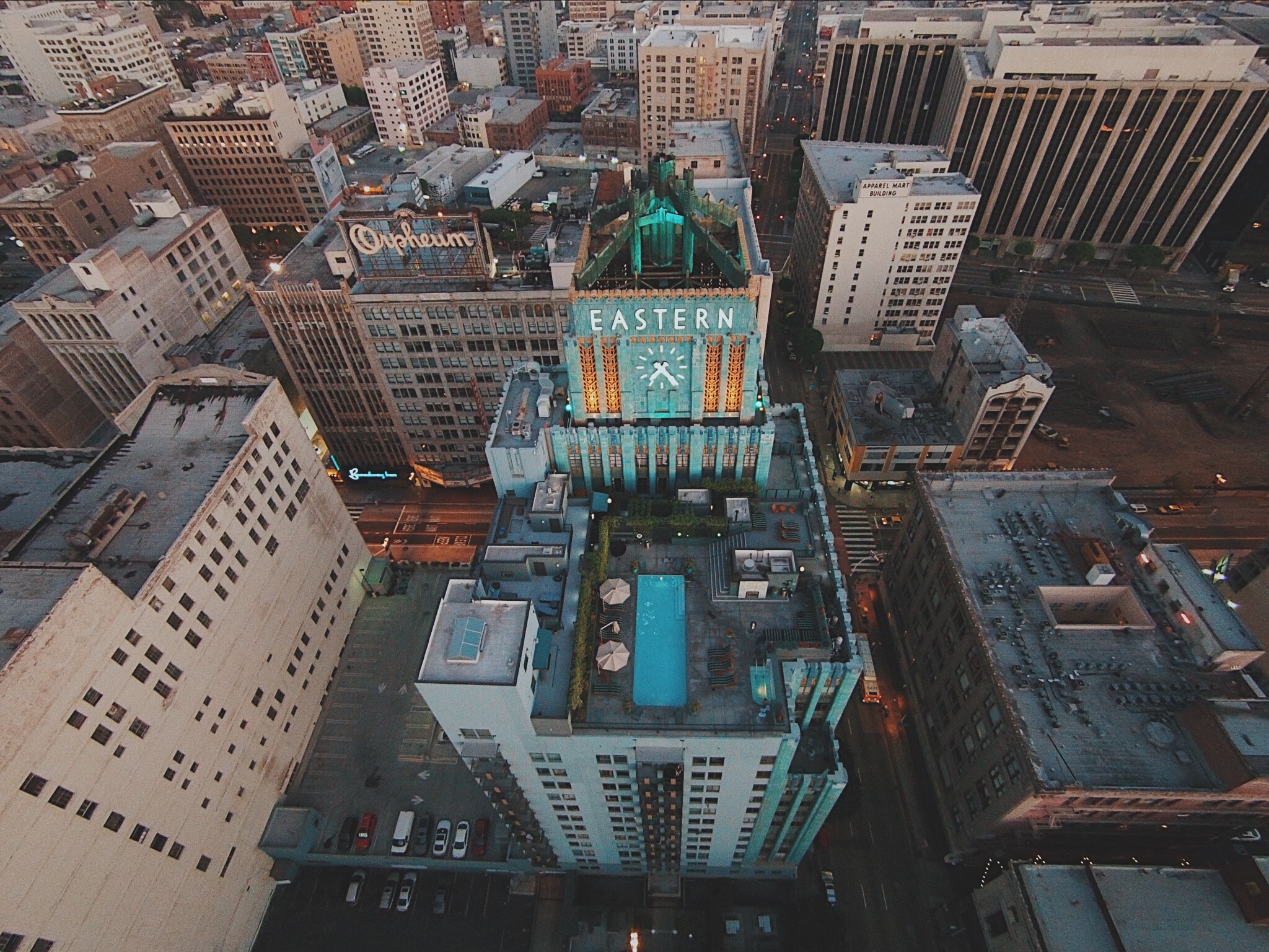 Увидел здание. Eastern Columbia building, Лос-Анджелес. Eastern Columbia building, Лос-Анджелес, 1930 г.. Лос Анджелес здание Eastern. Истерн Билдинг.