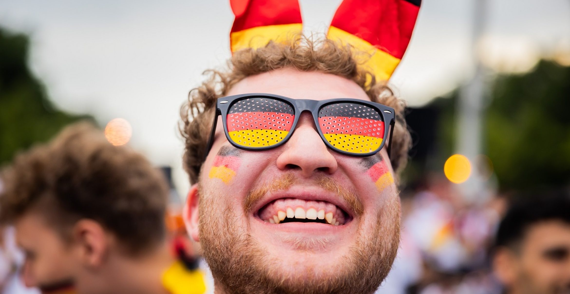 Fußball-Trikot im Büro: Welche Regeln gelten am Arbeitsplatz?