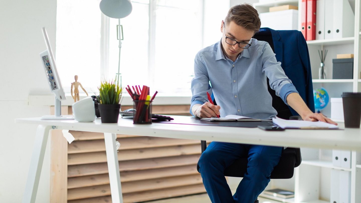 Zu viel Sitzen im Bürojob? Diese Tricks verhelfen zu mehr Bewegung