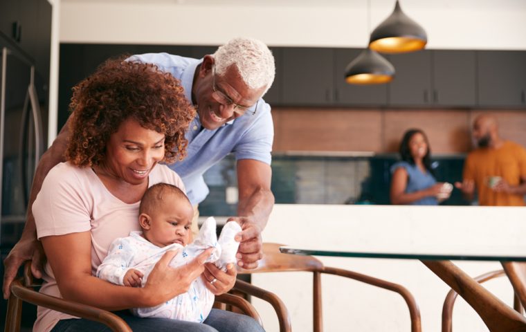 Schweden revolutioniert Elternzeit: Jetzt auch für Großeltern!