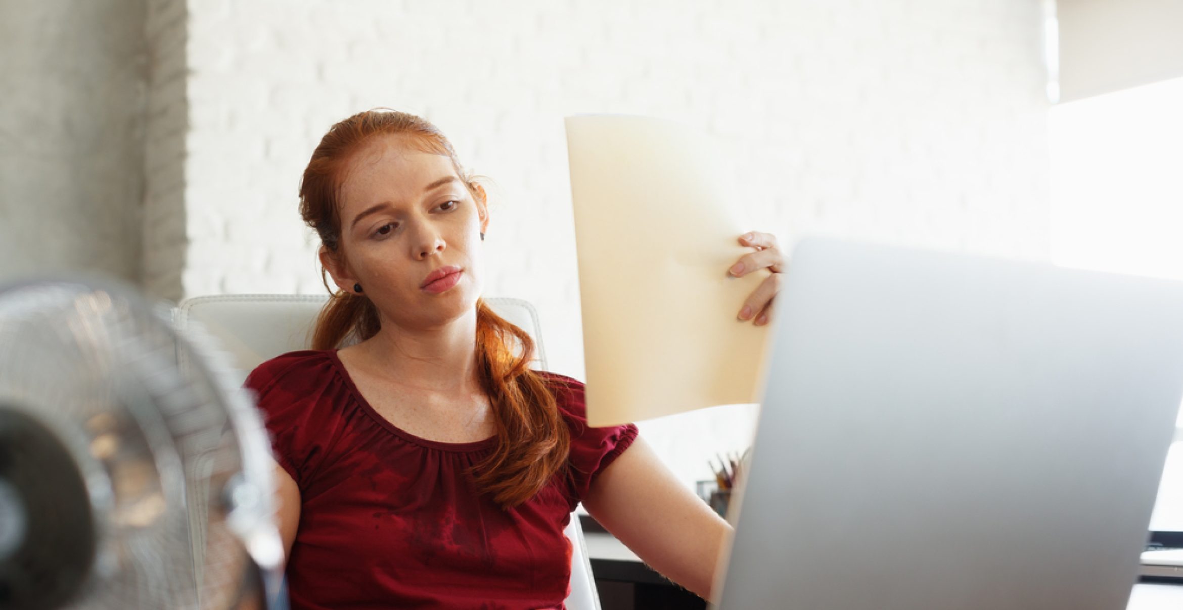 Schwitzen im Büro? So bleibt man cool trotz Stress!