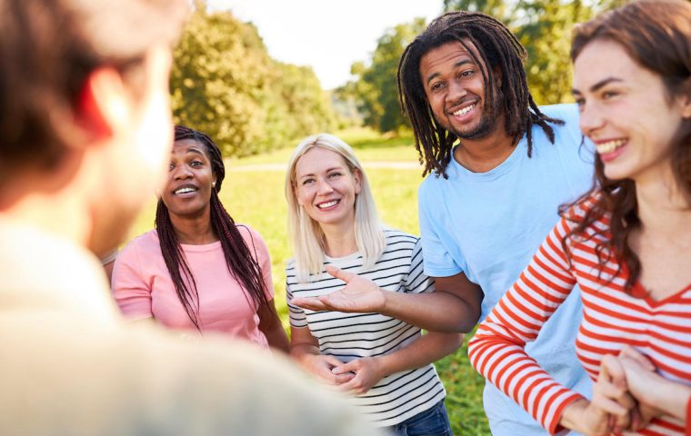 Kleine Gespräche, große Wirkung: Wie Small Talk das Leben verändert