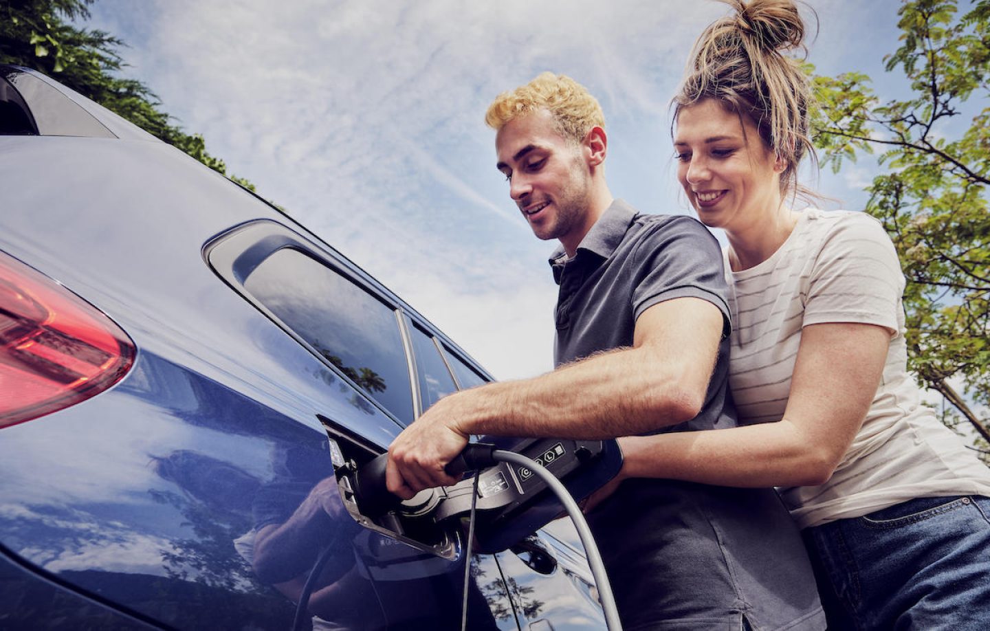 Junge Fahrer lieben E-Autos: Umfrage zeigt überraschende Trends!