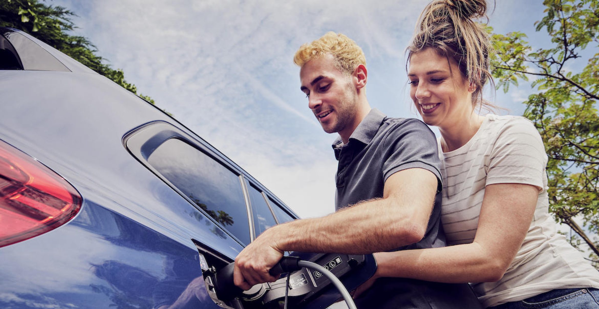 Junge Fahrer lieben E-Autos: Umfrage zeigt überraschende Trends!