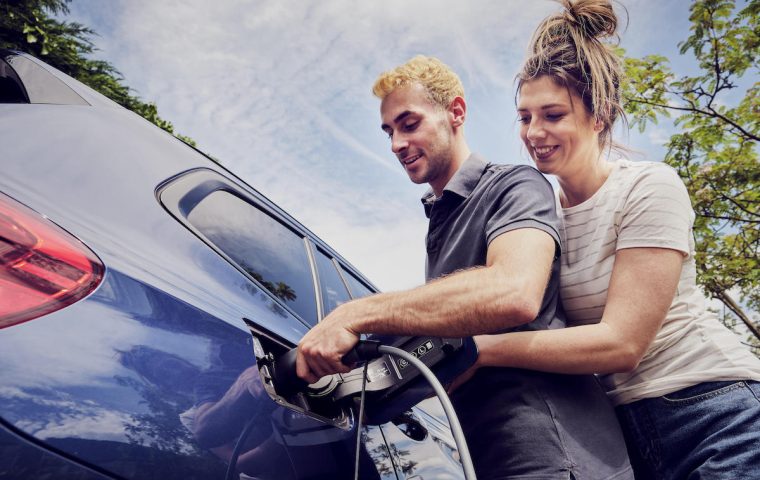 Junge Fahrer lieben E-Autos: Umfrage zeigt überraschende Trends!