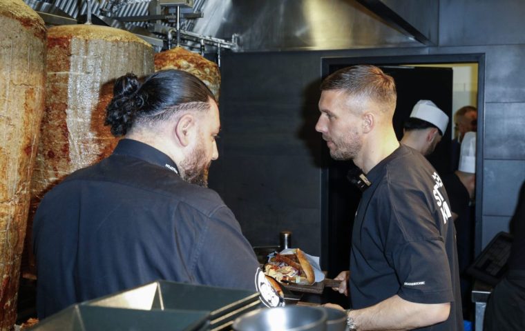 “Der Gerät”: Vertreibt Lukas Podolski bald den ersten Robo-Döner? 