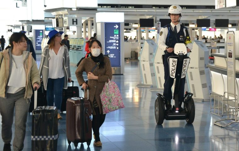 Fahrbare elektrische Koffer werden in Japan zum Problem 