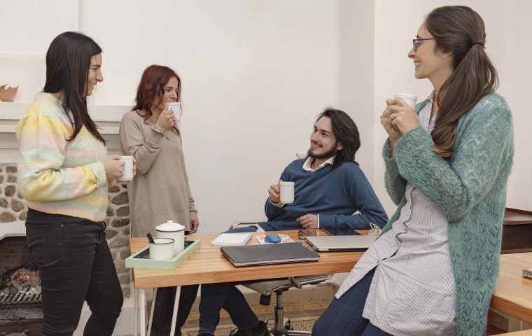 „Coffee Badging“: Was hat es mit diesem Büro-Trend auf sich?