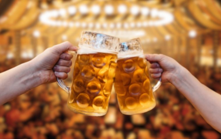 Oktoberfest 2024: Bierpreise knacken 15-Euro-Marke!