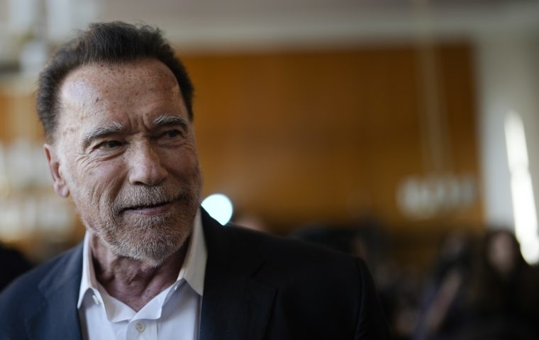 Arnold Schwarzenegger: DARUM stimmt der Terminator für Kamala Harris!