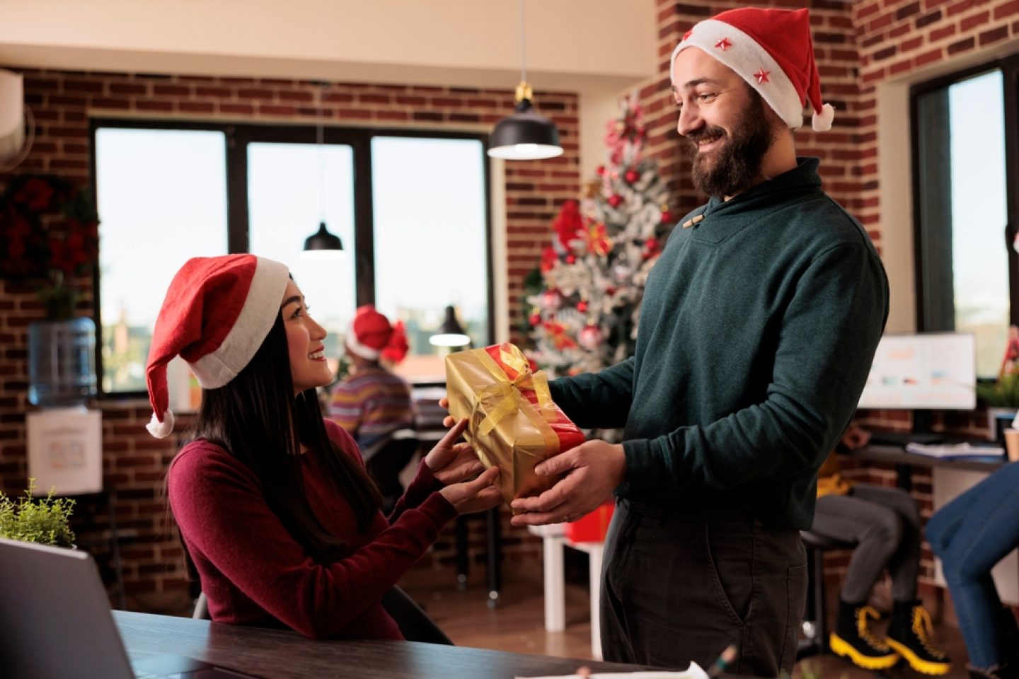 Unangebracht: Wann Weihnachtsgeschenke im Job zur Falle werden