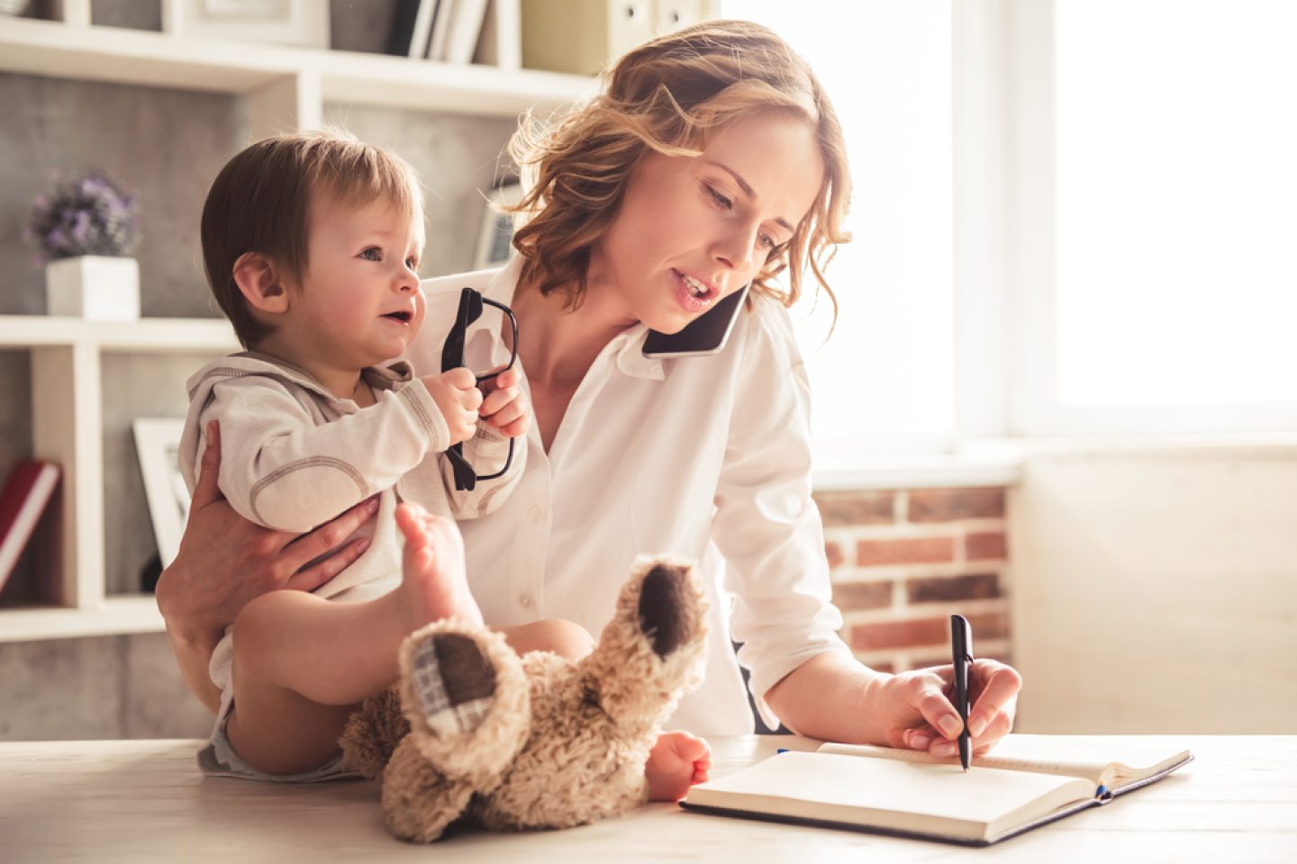 Mama, Chef und Chaos: Warum Unternehmerinnen nach der Geburt kämpfen