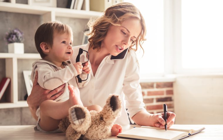 Mama, Chef und Chaos: Warum Unternehmerinnen nach der Geburt kämpfen