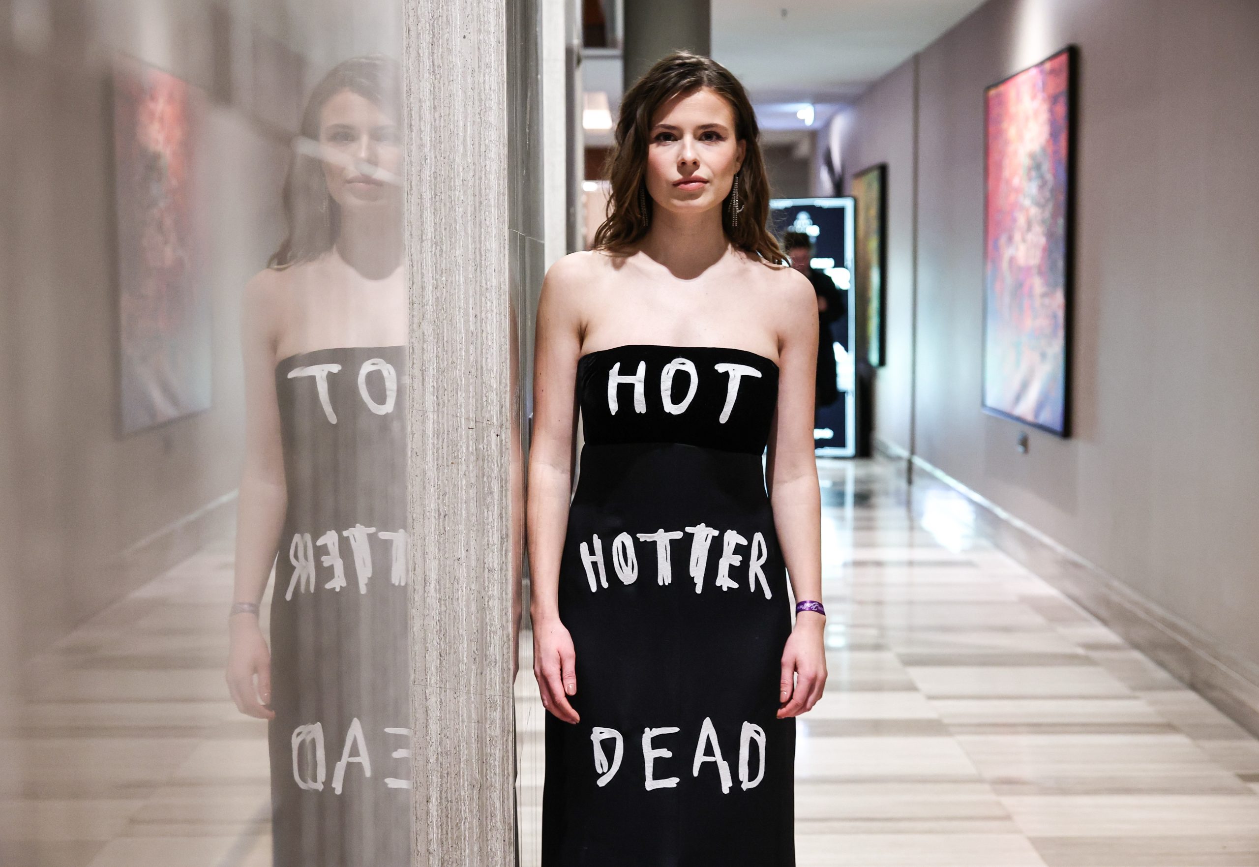 „Hot, Hotter, Dead“: Neubauers Kleid legt den Finger in die Wunde der Klimadebatte