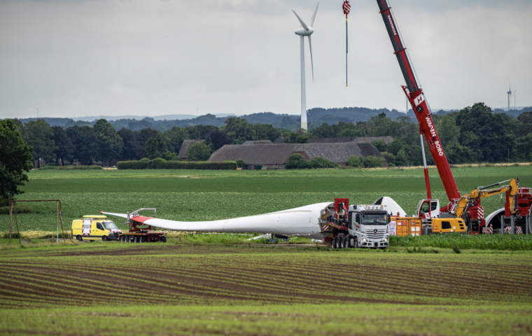 Schock-Unfall macht klar: Windmühlen-Transport wird immer komplizierter 