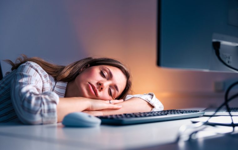 Nap im Homeoffice? SO viele schlafen während Arbeitszeit