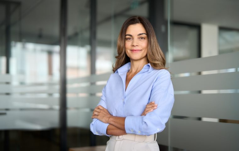 Frauen an der Spitze: Wo weibliche CEOs mehr verdienen!