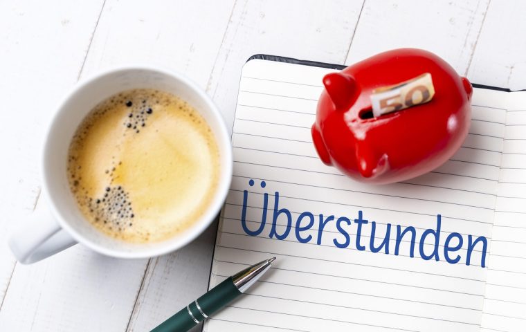 Was ist der Unterschied zwischen Mehrarbeit und Überstunden?