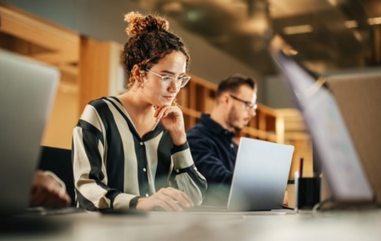 Entgegen aller Annahmen: Junge Menschen arbeiten so viel wie in den 90ern